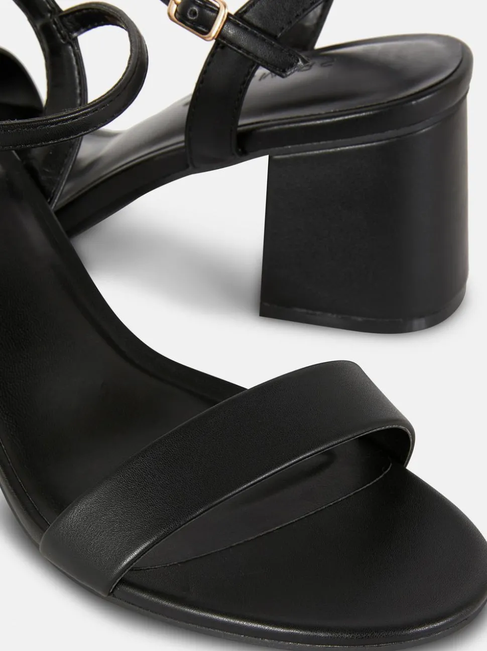 Sandały na obcasie klockowym