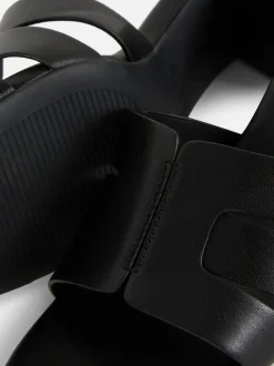 Sandały na obcasie z plecionym paskiem