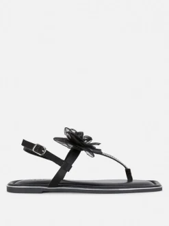 Sandały o szerokim fasonie ze zdobieniami i kwiatem