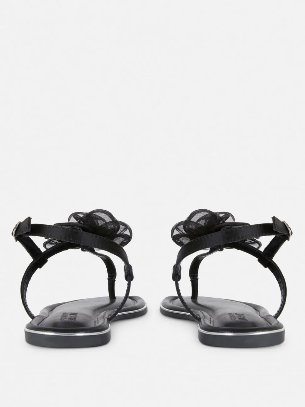 Sandały o szerokim fasonie ze zdobieniami i kwiatem