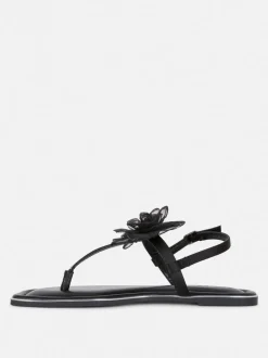 Sandały o szerokim fasonie ze zdobieniami i kwiatem