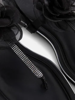 Sandały o szerokim fasonie ze zdobieniami i kwiatem