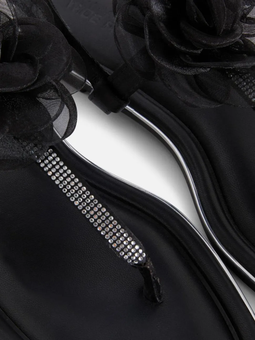 Sandały o szerokim fasonie ze zdobieniami i kwiatem