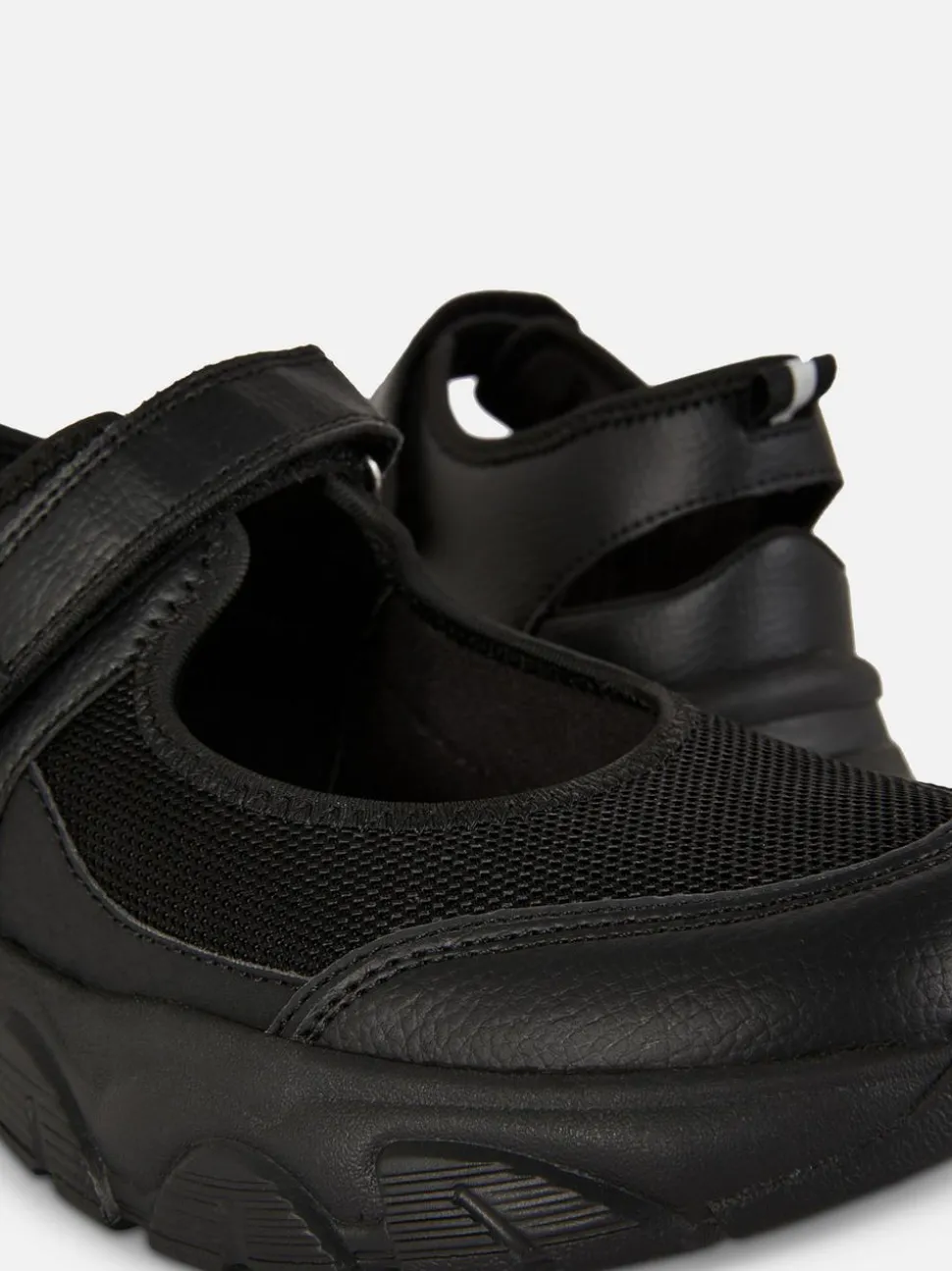 Sandały typu Mary Jane na płaskiej platformie