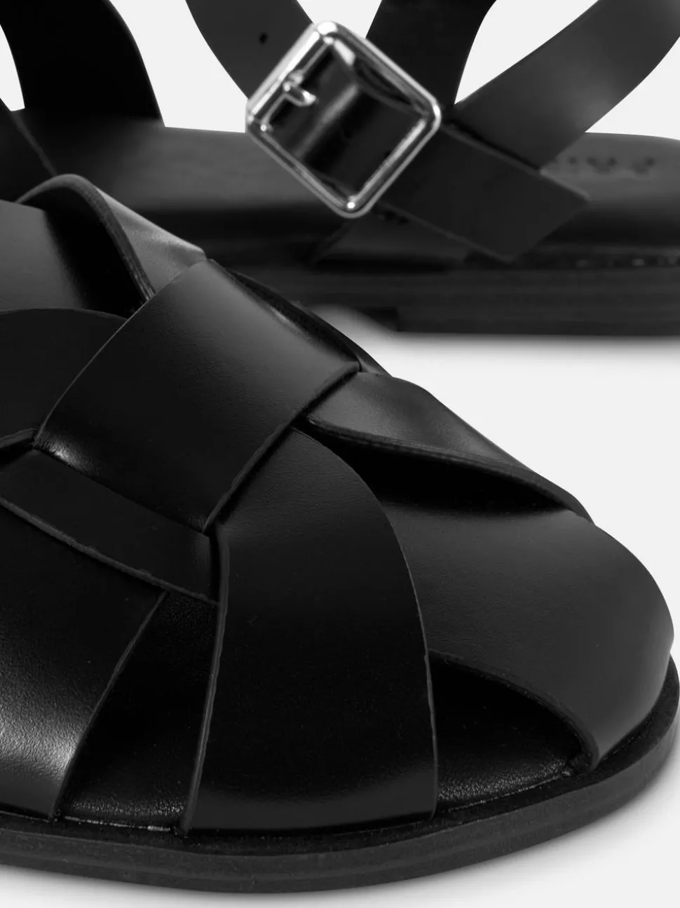 Sandały w rybackim stylu ze skrzyżowanymi paskami