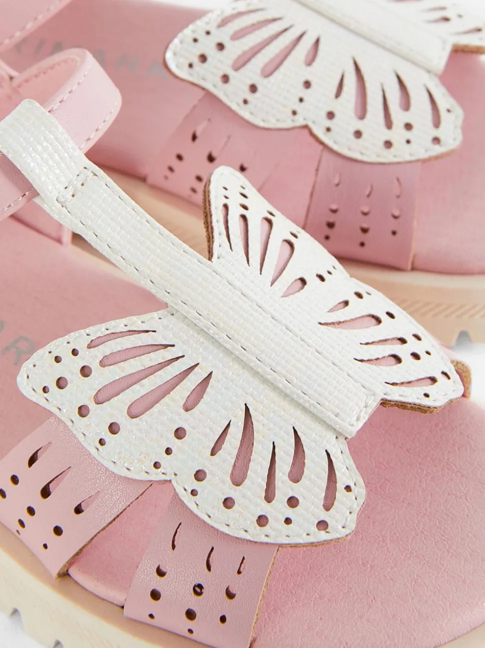 Sandały z odkrytymi palcami i motywem motyla