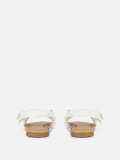 Sandały z paskami na krzyż