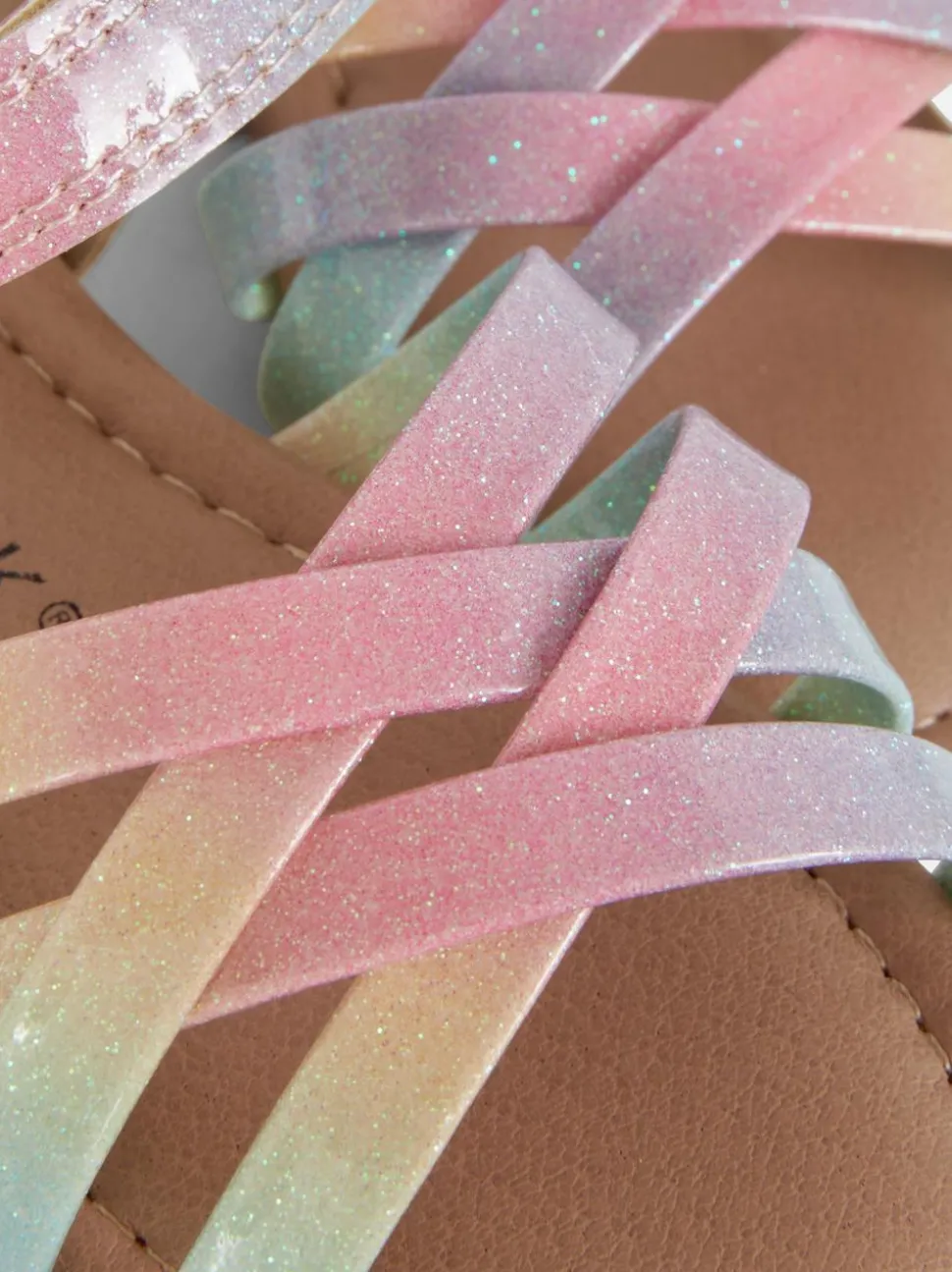 Sandały z paskami na krzyż i efektem ombré