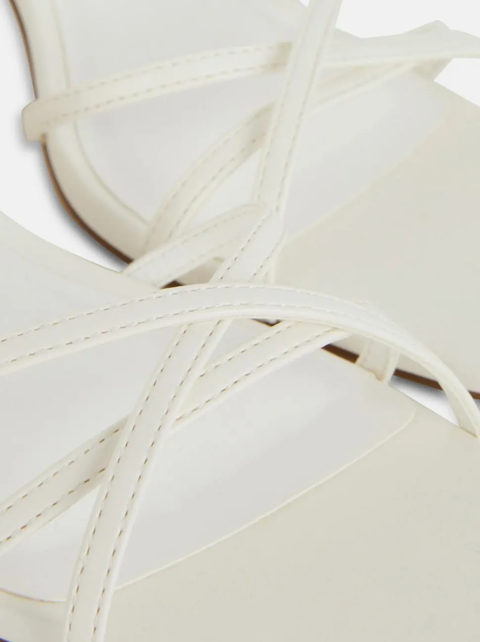 Sandały z paskami na krzyż na klockowym obcasie