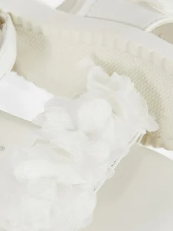 Sandały z paskami w kwiaty