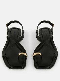 Sandały z paskiem i pętelką na palec