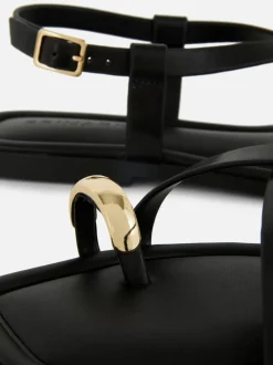 Sandały z paskiem i pętelką na palec