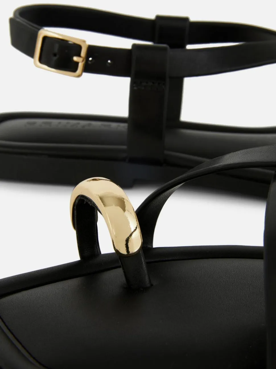 Sandały z paskiem i pętelką na palec