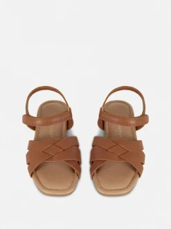 Sandały z plecionymi paskami na krzyż