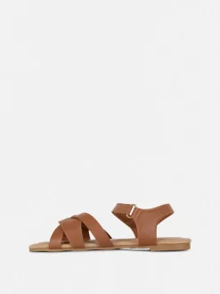 Sandały z plecionymi paskami na krzyż