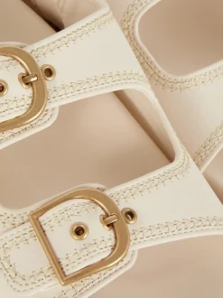 Sandały z podwójnym paskiem Paula Echevarría