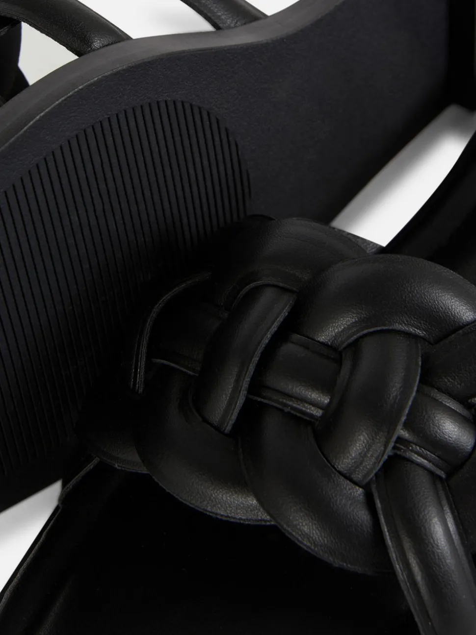 Sandały z tkanym paskiem