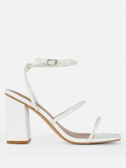 Sandały z trzema paskami na słupku