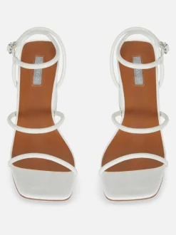 Sandały z trzema paskami na słupku