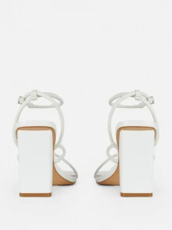 Sandały z trzema paskami na słupku