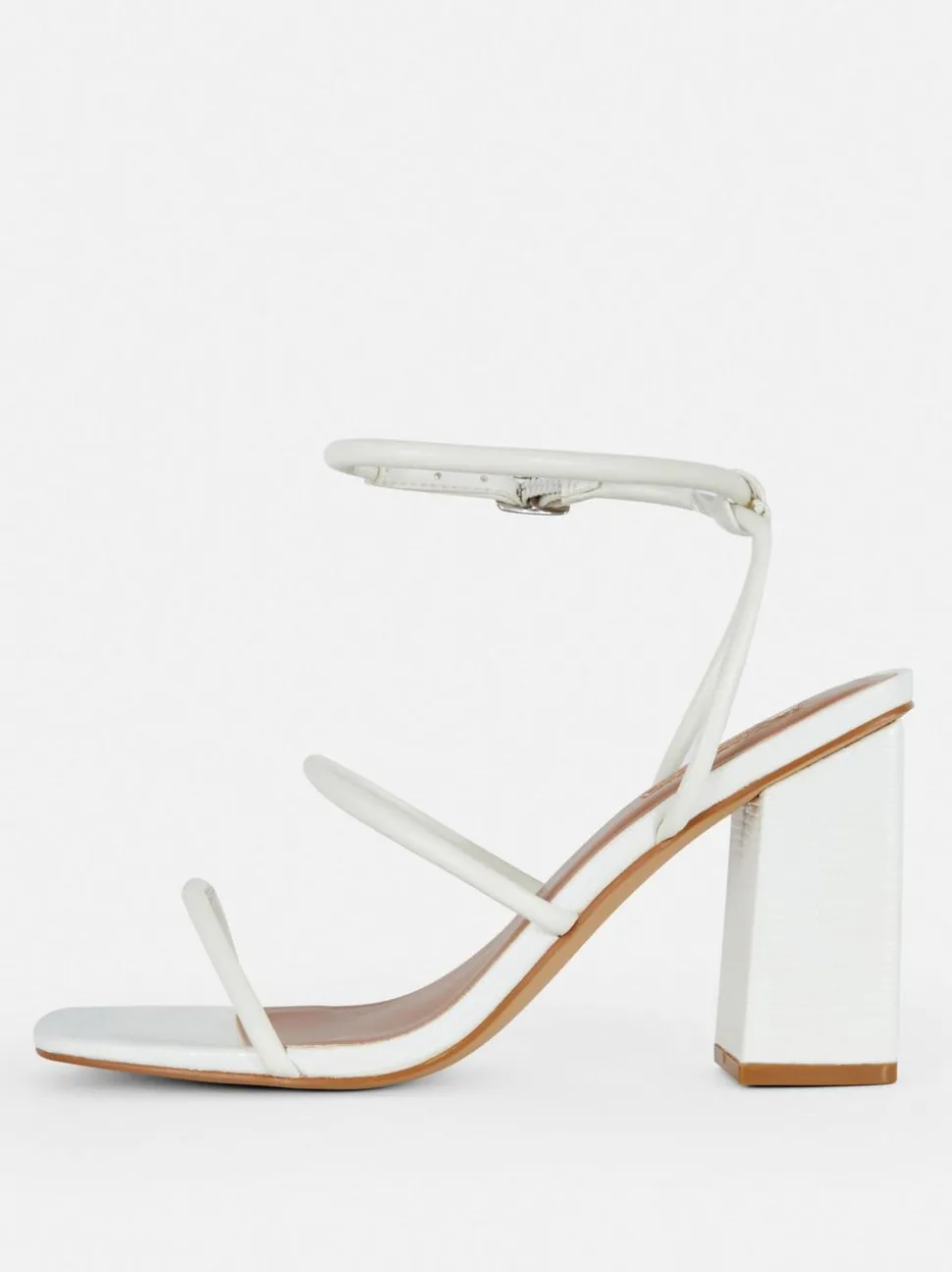 Sandały z trzema paskami na słupku