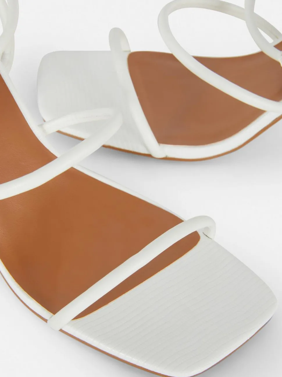 Sandały z trzema paskami na słupku