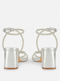 Sandały ze zdobionym paskiem na klockowym obcasie