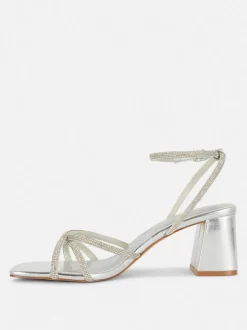 Sandały ze zdobionym paskiem na klockowym obcasie