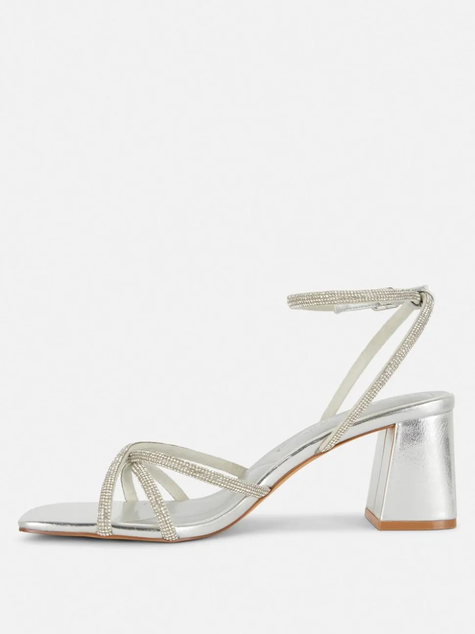 Sandały ze zdobionym paskiem na klockowym obcasie