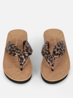 Sandały-japonki na płaskiej podeszwie