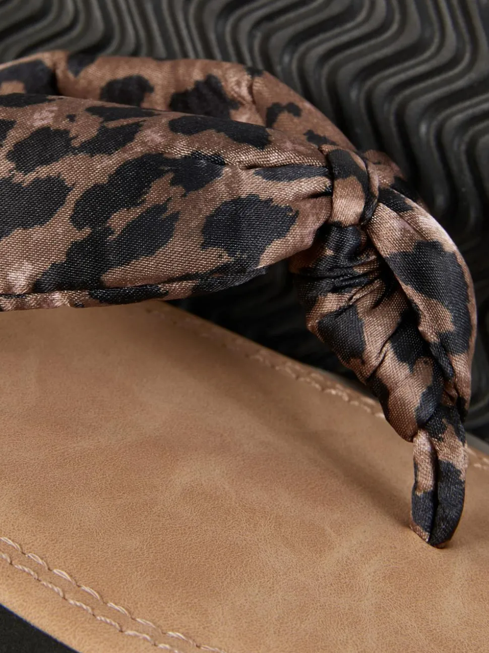 Sandały-japonki na płaskiej podeszwie