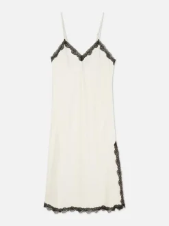 Satynowa koszula nocna z kontrastową koronką