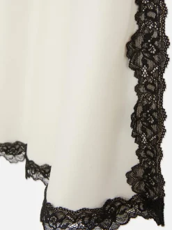 Satynowa koszula nocna z kontrastową koronką