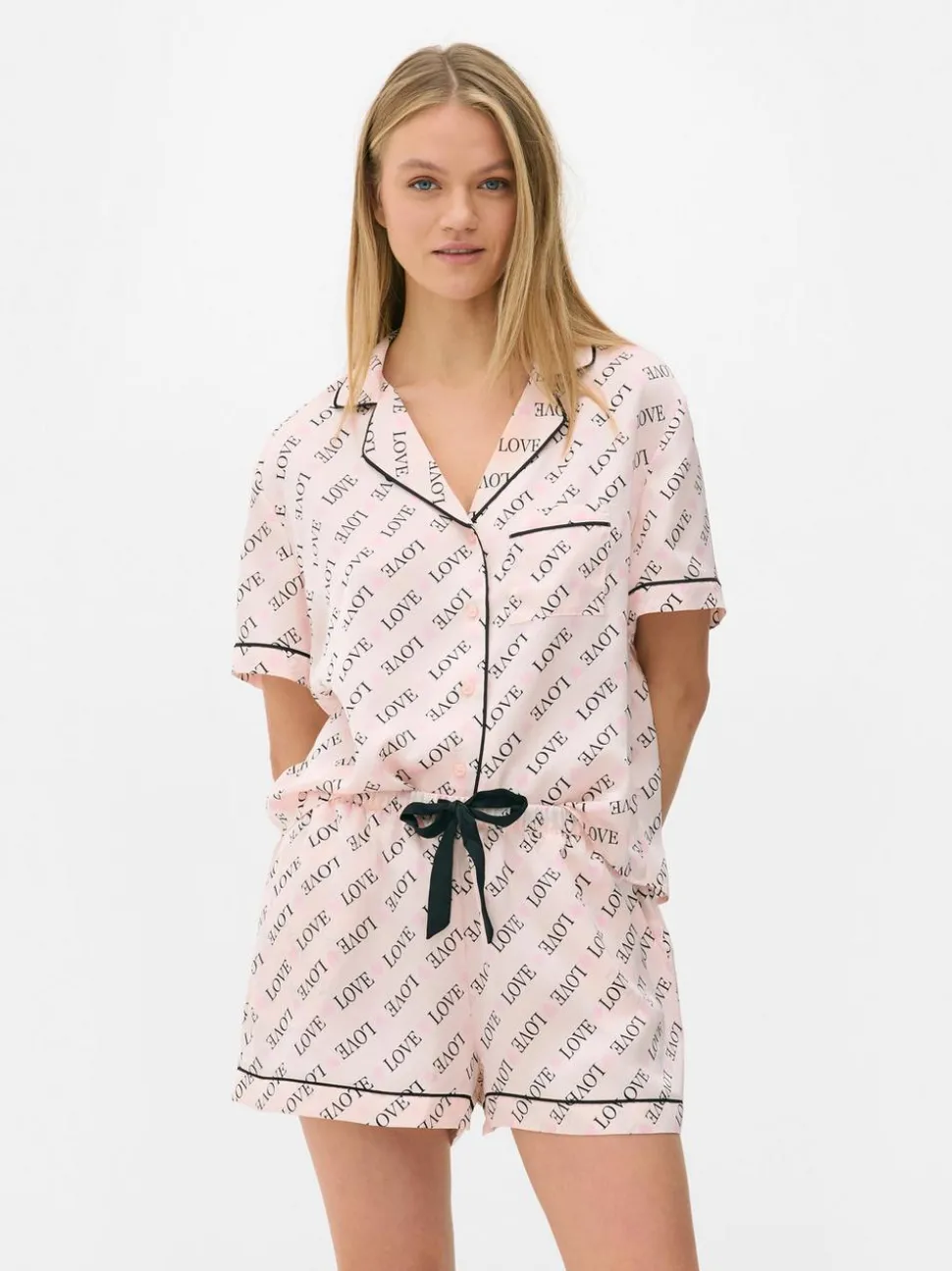Satynowa piżama z koszulą i szortami