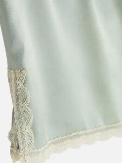 Satynowe szorty piżamowe wykończone koronką