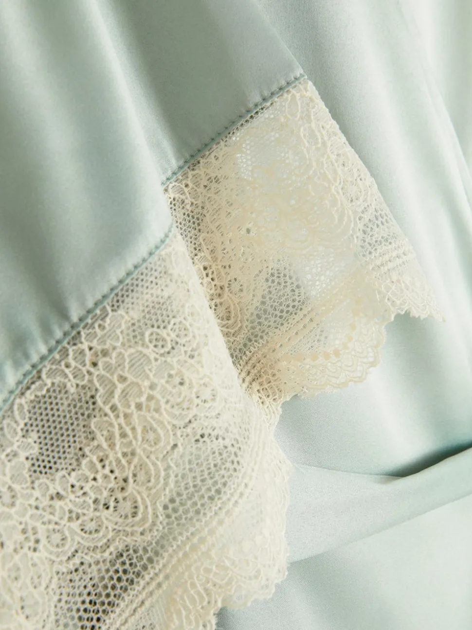 Satynowy szlafrok z koronką