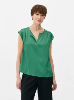 Satynowy T-shirt z dekoltem w serek