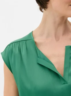 Satynowy T-shirt z dekoltem w serek