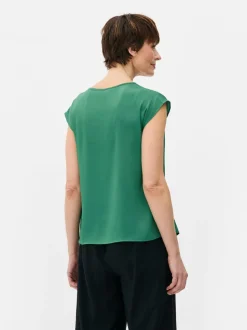 Satynowy T-shirt z dekoltem w serek