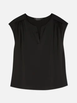 Satynowy T-shirt z dekoltem w serek