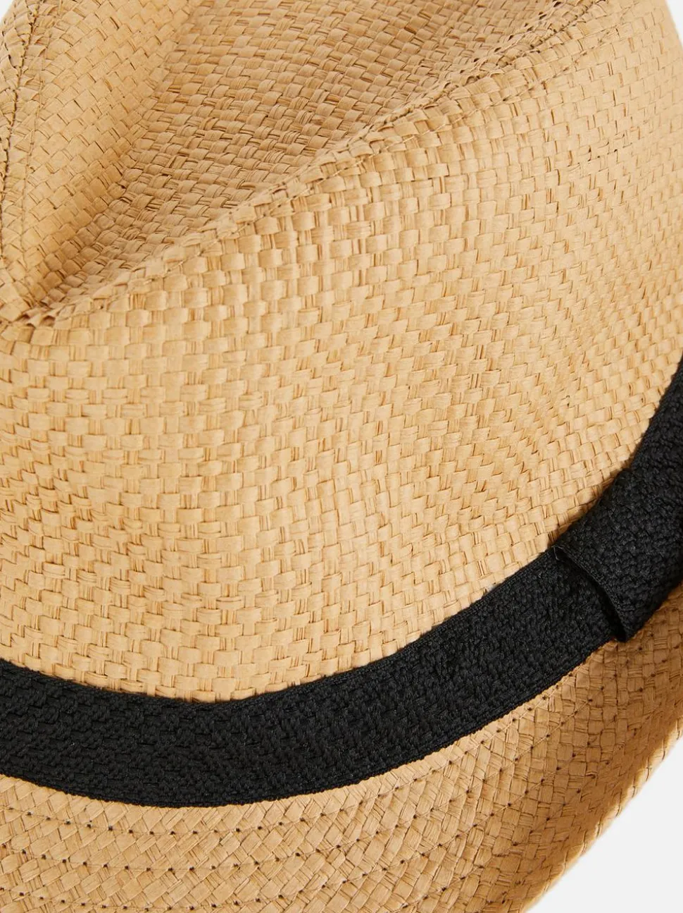 Słomkowy kapelusz typu trilby