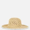Słomkowy kapelusz z szerokim rondem o luźnym splocie