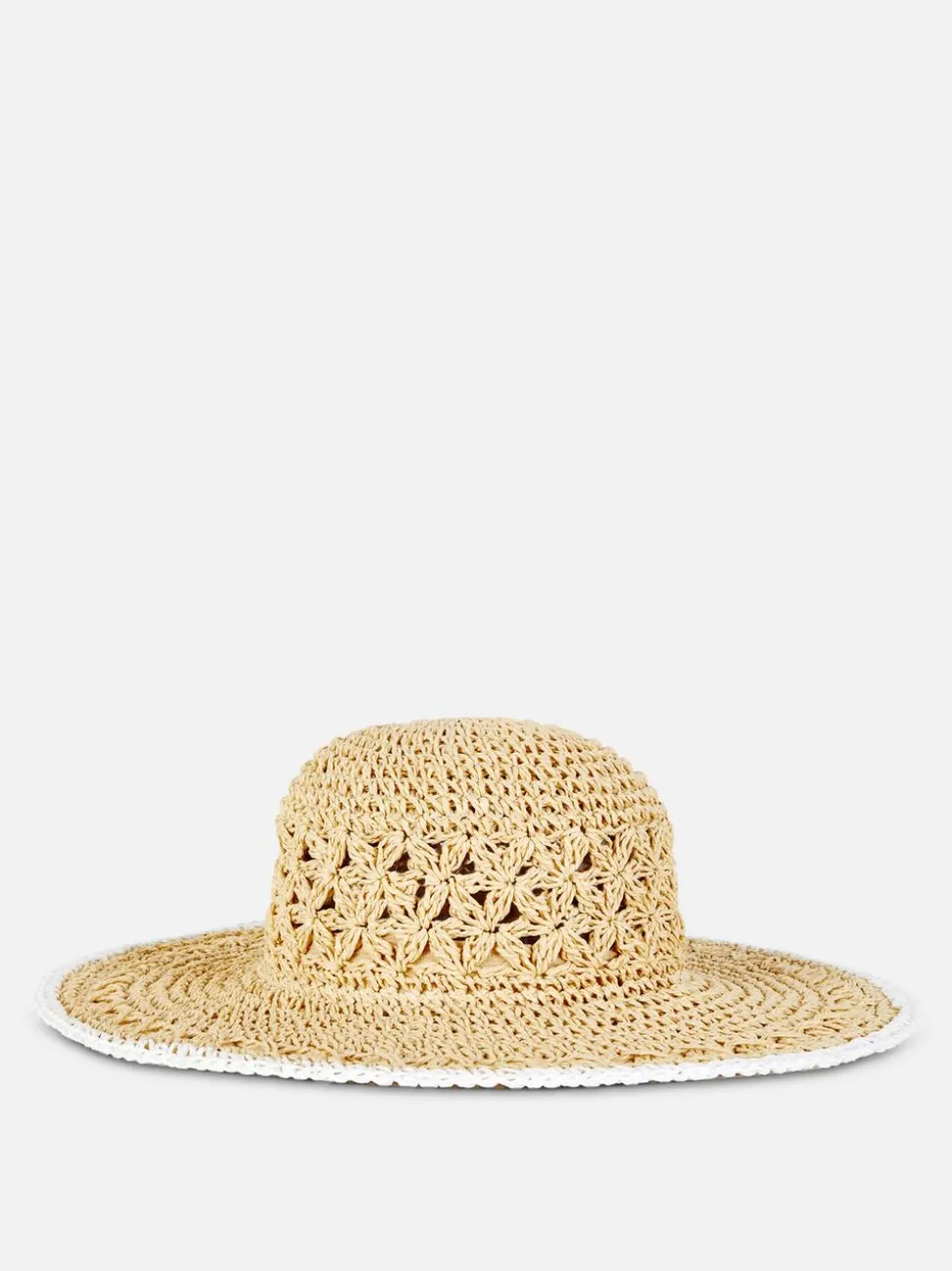 Słomkowy kapelusz z szerokim rondem o luźnym splocie