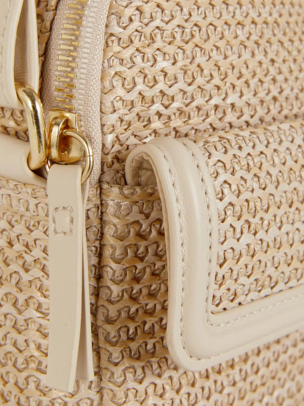 Słomkowy pokrowiec na telefon na długim pasku