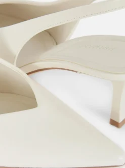 Spiczaste szpilki z tylnym paskiem