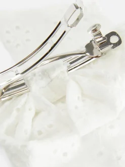 Spinka do włosów z kokardą z haftem angielskim