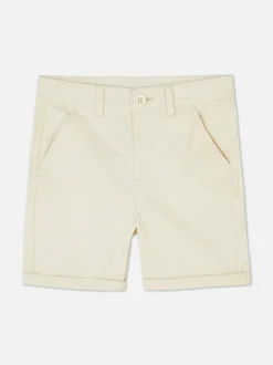 Spodenki chinosy z podwiniętymi nogawkami