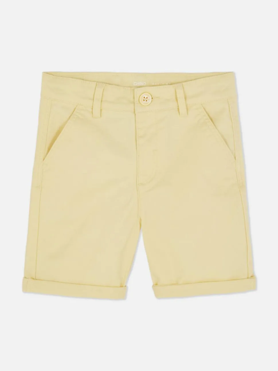 Spodenki chinosy z podwiniętymi nogawkami