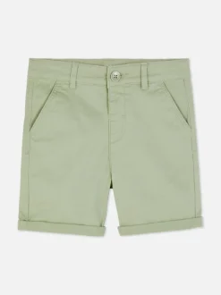 Spodenki chinosy z podwiniętymi nogawkami