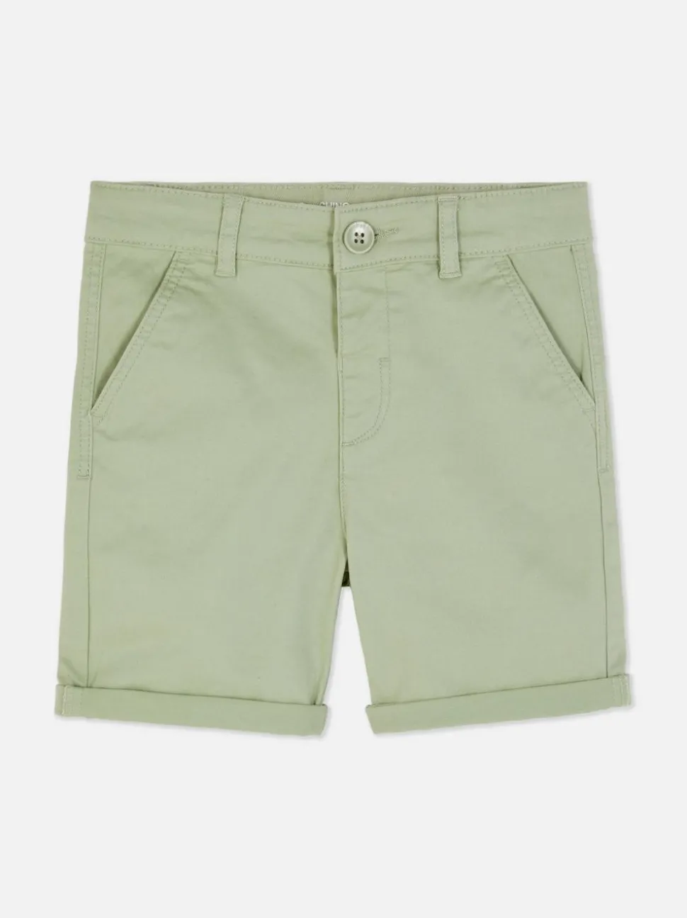 Spodenki chinosy z podwiniętymi nogawkami